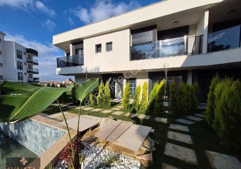 Kuşadası Davutlar'da Havuzlu Sitede Sıfır 3+1 Dubleks Villa