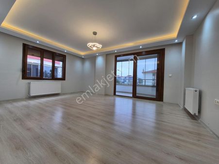 Göktepe Emlaktan Akçayda Ebeveyn Banyolu Doğalgazlı Full Yapılı 2+1