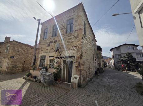 Yenifoça'da 1883 Yapımı Denize 100 M Tarihi 3+1 Satılık Taş Ev