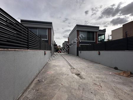 Bağlıca' Da Merkezi Konumda Güvenlikli Site İçinde Satılık 4+1 Villa