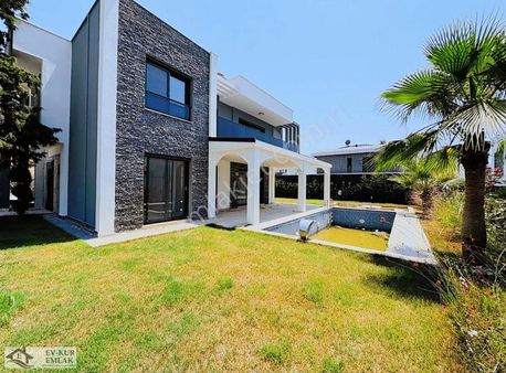Kuşadası'nda 560m2 Arsa İçinde Özel Havuzlu 4+1 Müstakil Villa
