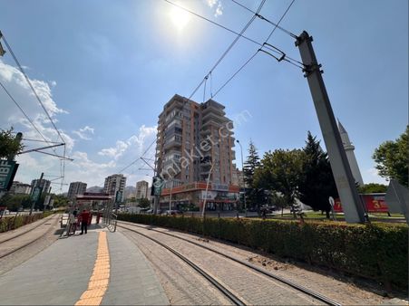 Osman Kavuncu Mah. Tramvay Durağı Yanında Köşebaşı Satılık Geniş Daire!