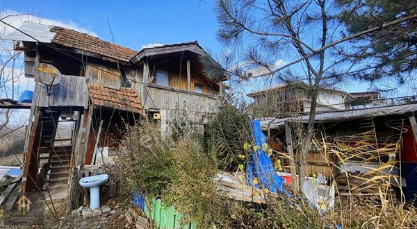 Kumsaz'da Köşe Parsel 143 M2 Arsa İçinde 2 Katlı Ev !