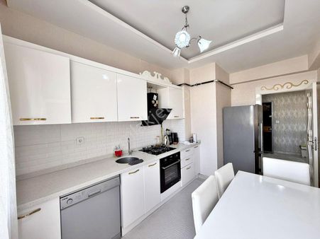 Fıstıklık'ta Çift Balkon Çift Banyolu Bakımlı 2+1 Daire