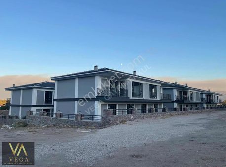 Vega Gayrimenkulden Üçpınarda 4+1 Site İçinde Havuzlu Villa