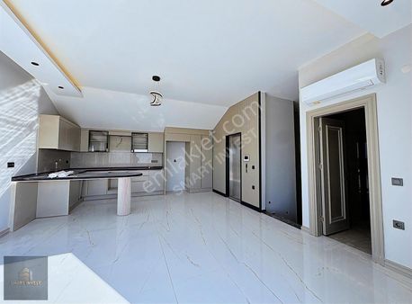 Alanya Tepe Mahallesinde Asansörlü Deniz Manzaralı 5+2 Villa
