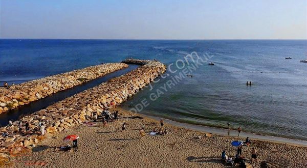 Kumburgaz'da Baylav Sitesi Denize Sıfır 2+1 Eşyalı Yazlık
