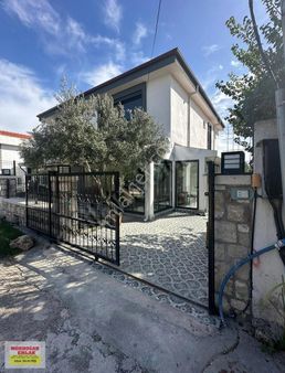 Mordoğan Emlaktan Merkezde 2+1 Satılık Müstakil Villa