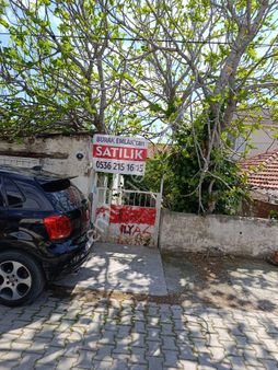 Eski Foça Merkezde Satılık 130m2 İçinde Bahçesi Olan Ev