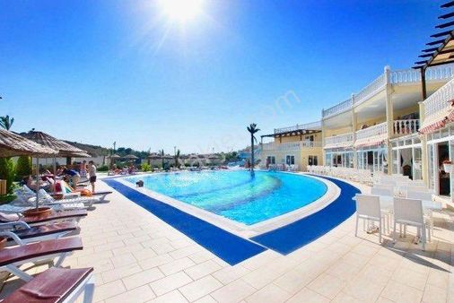 Denize Yakın Satılık Bahçeli Ev Özel Plajlı Güvenlikli Sitede