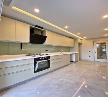 Gezgenden Kısa Katlı Güvenlikli Sitede Ebeveyn Banyolu 3+1 Daire