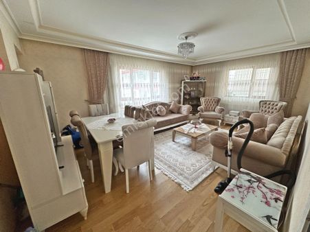 Gülveren Mahallesinde Ara Katta Yapılı Çift Balkonlu 3+1 Satılık Daire