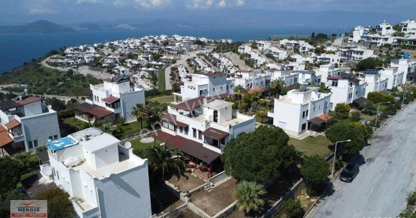 Adabükü Boğaziçinde Çift Tarafa Manzaralı Satılık Villa.
