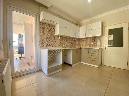 Kadıköyde Dogalgazlı Asansörlü Ayrı Mutfaklı Çift Wc Li Ön Cephe 3+1