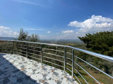 Torbalı Emlak'tan Dirmil'de Muhteşem Manzarlı İçinde Prefabrik Evi Olan 985m2 Zeytinlik Satılıktır