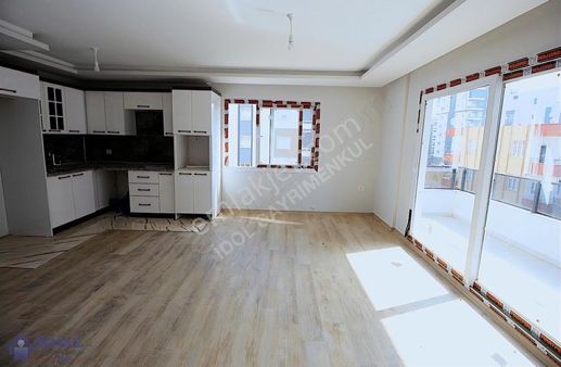 İdol'den Alata'da Geniş Balkonlu Asansörlü Sıfır Binada Çift Bny