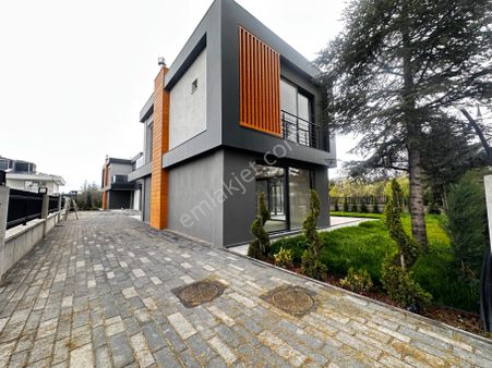 Bağlıca’ Da Merkezi Konumda Satılık 5+1 Villa