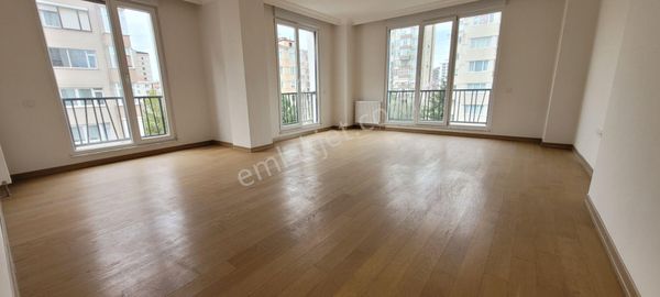 19 Mayıs Mahallesinde Köşe Binada 165 M2 Ebeveyn Banyolu Boş 4+1