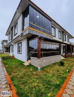 Karasu'da Denize Yakın Yerden Isıtma Kış Bahçeli Harika Villa