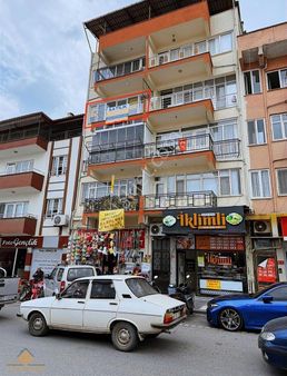 Doğal Şehir Emlak'tan Sındırgı'da En İşlek Caddede Satılık Daire