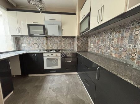 Mithatpaşa Caddesi'ne Yakın Deniz Manzaralı Satılık 3+1 Bakımlı Daire