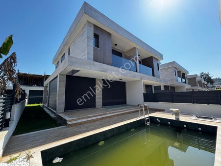 Kuşadası Merkez Konumda Özel Havuzlu 5+1 Villa