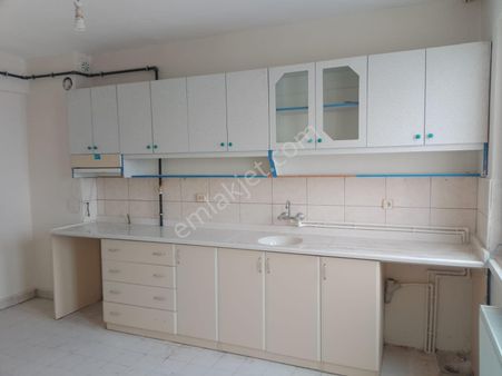 Akçay Emlak'tan Akşehir Çarşı Merkezinde Geniş Satılık 3+1 Daire