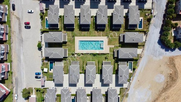 Havuzlu Güvenlikli Sitede 3+1 Müstakil Villa