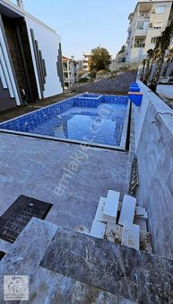 Kuşadası Merkezde Havuzlu Site Satılık 2+1 Daire