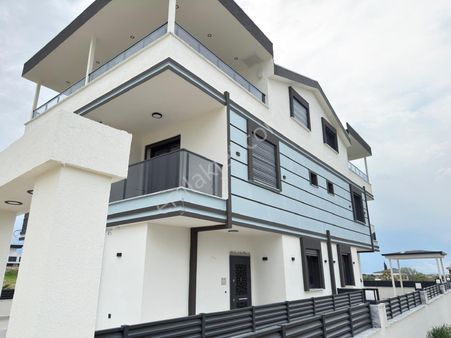 Hisar Mahhalesinde Geniş Ve Konforlu Satılık Villa