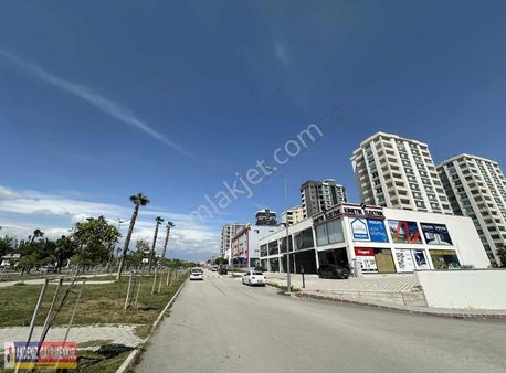 Öğretmenler Bulv. Üzerinde Geniş Cepheli Satılık Köşe Dükkan