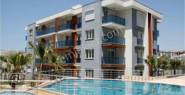 Kuşadası'nda Havuzlu Sitede Doğalgazlı 1+1 Daire
