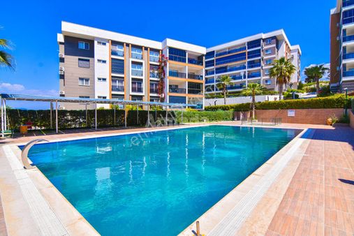 Kuşadası Sinerji Sitesi'nde Satılık Bahçe Katı Daire