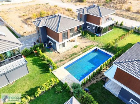 Butik Havuzlu Sitede Müstakil/bahçeli/otoparklı Satılık Villa !!