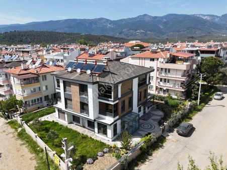 Vahdet'ten Akçay'da Harika Lokasyonda 4+1 Tribleks Villa !!!