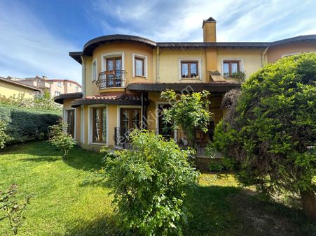 Eskidjiden Yahya Kaptanda Site İçi Geniş Bahçeli,otoparklı Villa