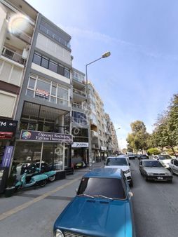 Balçovada Anayolda Metro Yakını Asansörlü Arakat Satılık 3+1 Daire