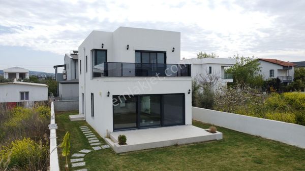 Urla Atatürk'te 335 M2 Arsa İçerisinde Tam Müstakil Villa