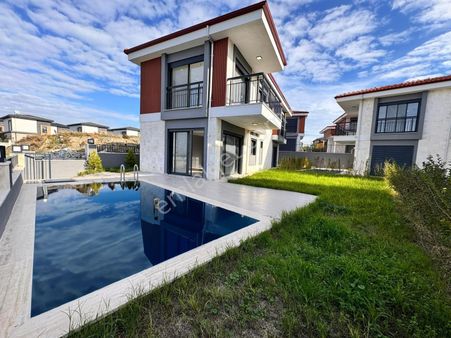 Davutlar'da Merkeze Yakın Deniz Manzaralı Özel Havuzlu 4+1 Villa