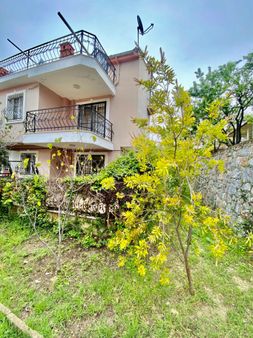 Kuşadasında Denize 600 Metre Mesafede Satılık 4+1 Havuzlu Sitede Villa