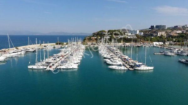 Kuşadasında Sahile 100 Metre 3+1 Geniş Kullanımlı Özel Tasarlanmış 3+1 Dublex