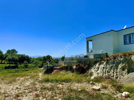 Manisa Kepenekli De 1326 M2 İmarlı Arsa , Köşe Parsel