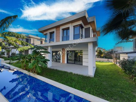 Avm'ye Yakın Mesafede Havuzlu Sitede 4+1 Villa