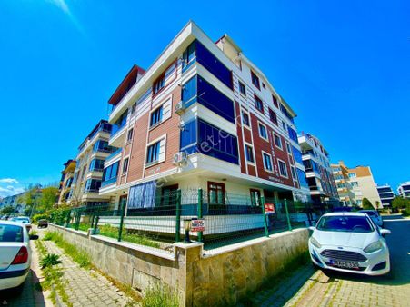 Gümüş'den Ayrı Mutfaklı Cam Balkonlu Ön Cephe Geniş 2+1 Daire