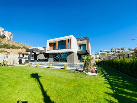 Kuşadası Avm Bölgesinde 6+1 Üst Düzey Modern Villa