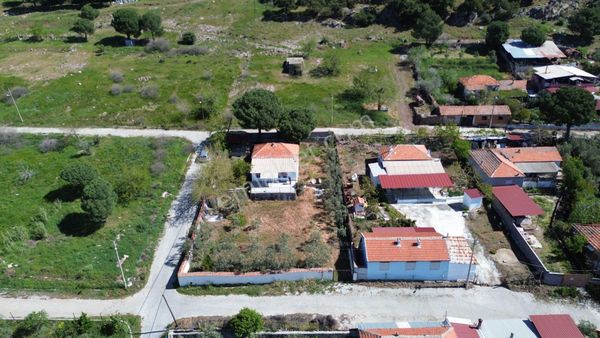 Bergama Ovacık'ta (927 M2) İçinde Köy Evi Olan Satılık Arsa