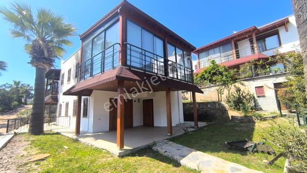 Özgür Sahil Sitesinde Geniş Bahçeli Cam Balkonlu Muhteşem Manzaralı