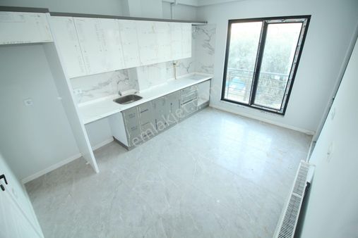 Kadıköyde Dogalgazlı Asansörlü Ebeveyn Banyolu Ayrı Mutfaklı 2+1