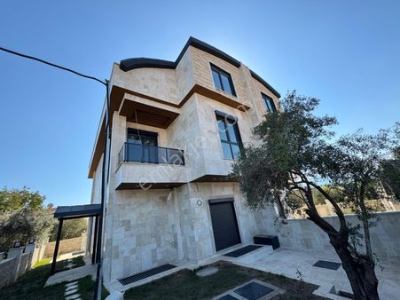 Döşemealtı 'nda 6+1 Yüzme Havuzlu Tripleks Villa