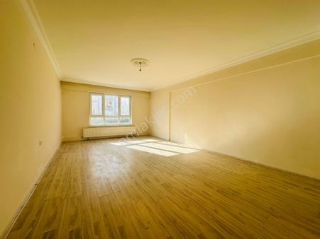 Beşikkaya'da Asansörlü 130 M2 Çift Balkonlu 3+1 Ara Kat Satılık Daire !!